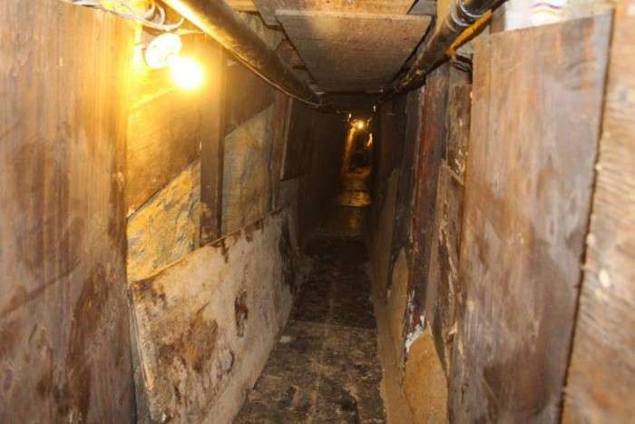 Контрабандисти зробили в шафі вхід у підземний тунель (9 фото)