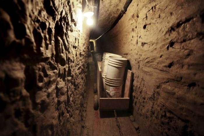 Контрабандисти зробили в шафі вхід у підземний тунель (9 фото)