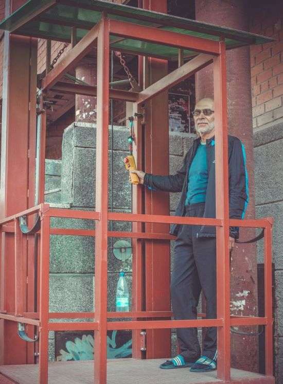 Челябінський пенсіонер побудував ліфт для онуків-інвалідів (6 фото)