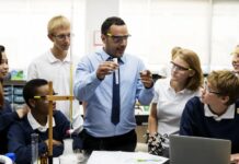 Inwestowanie w nauczycieli, a nie tylko w technologię: dlaczego żywi nauczyciele pozostają podstawą edukacji