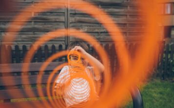 Обличчя минулого: як «тілесні ілюзії» можуть відкрити доступ до дитячих спогадів