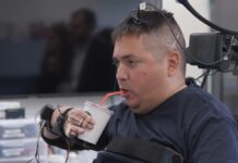 Un double contournement permet à un homme de sentir à nouveau son chien