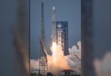Китай впервые поймал на парашютной сетке первую ступень ракеты «Чанчжэн-10Б»